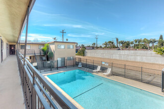 Le Chateau Apartments in Lynwood, CA - Building Photo - Building Photo