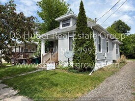 824 Cleveland St in Lansing, MI - Building Photo