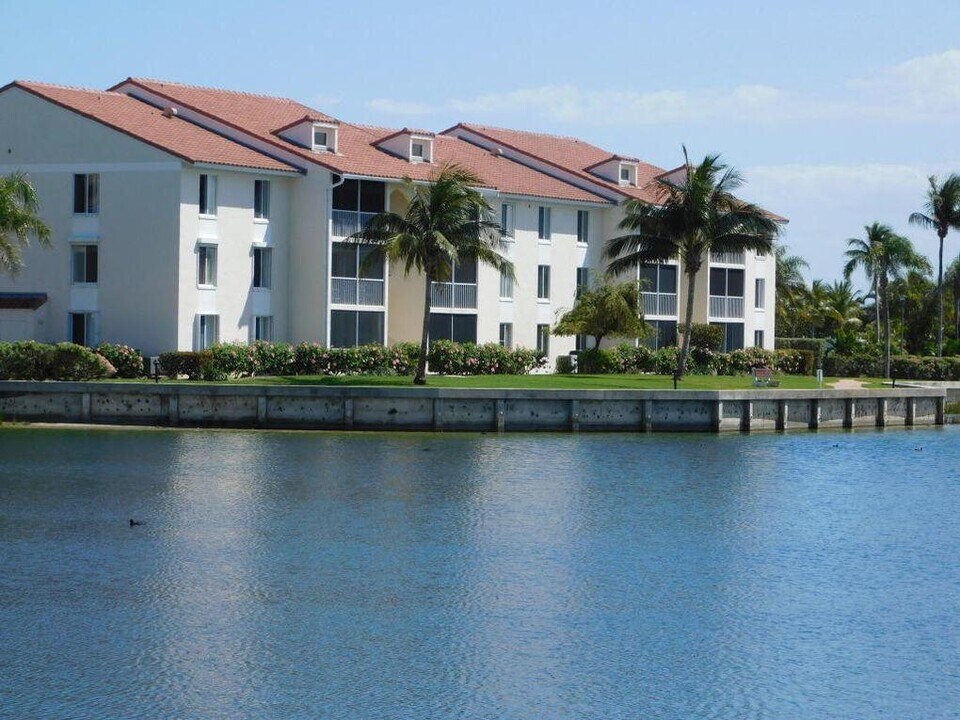 4492 NE Ocean Blvd-Unit -3 in Jensen Beach, FL - Building Photo