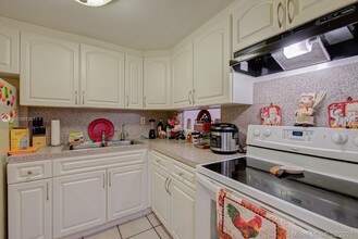 140 Royal Palm Rd-Unit -111 in Hialeah Gardens, FL - Foto de edificio - Building Photo