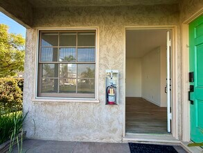 5220 E Broadway, Unit D in Long Beach, CA - Building Photo - Building Photo