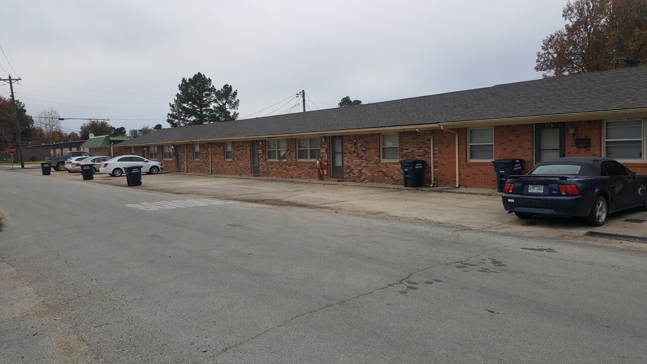 Eason's Apartments & Houses in Piggott, AR - Building Photo