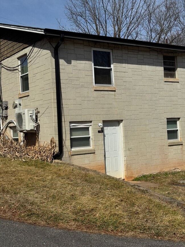 2978 Old Shelby Rd in Hickory, NC - Building Photo - Building Photo