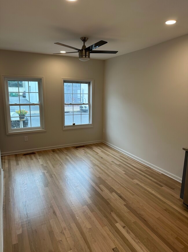 10 Henry St, Unit Lower in Greenwich, CT - Building Photo - Building Photo