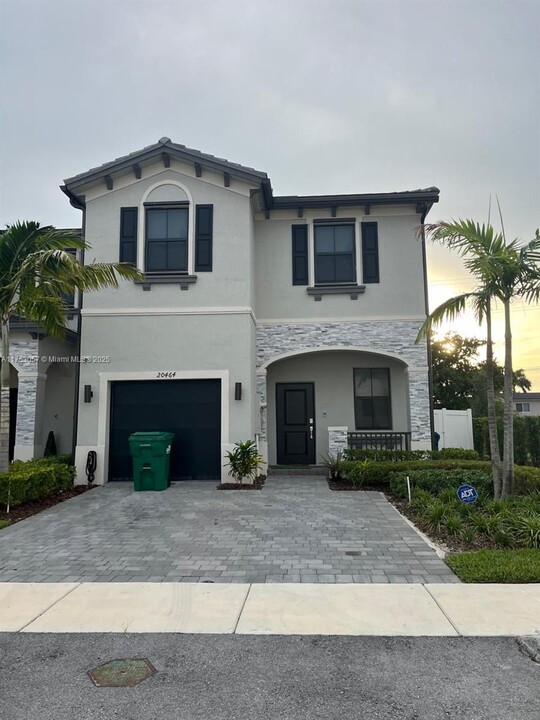 20464 NW 6th Pl in Miami, FL - Building Photo