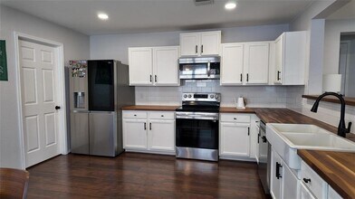 102 Kendall Cove in Elgin, TX - Building Photo - Building Photo