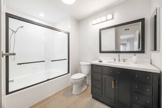 2 Summerset in Irvine, CA - Foto de edificio - Building Photo