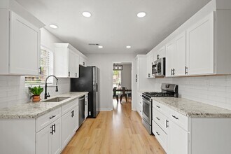 8007 Roos Rd in Houston, TX - Building Photo - Building Photo