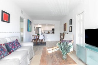 290 Sunrise Dr in Key Biscayne, FL - Building Photo - Building Photo