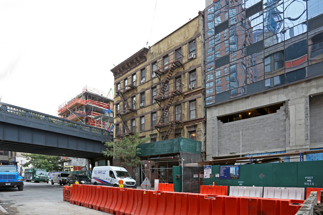 510 W 29th St in New York, NY - Building Photo