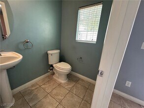 464 Columbia Pike Ave in Las Vegas, NV - Building Photo - Building Photo