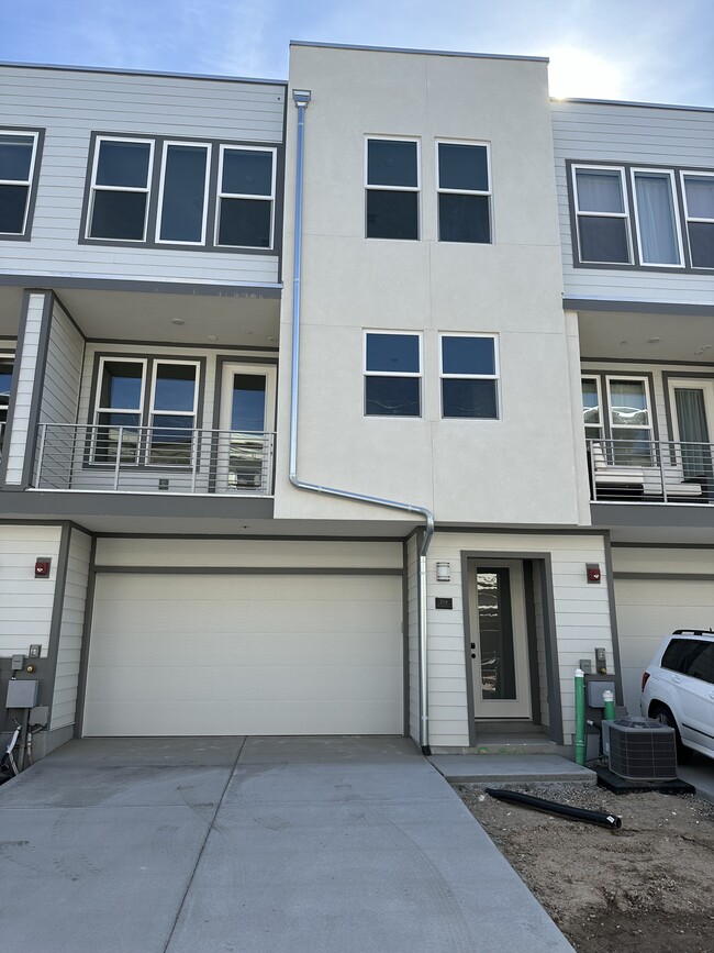 Farmington North Townhomes in Farmington, UT - Foto de edificio - Building Photo