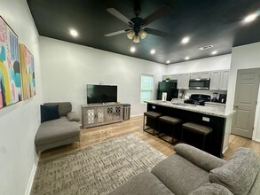 1127 S Dupre St, Unit Dupre Student Apartment in New Orleans, LA - Foto de edificio - Building Photo