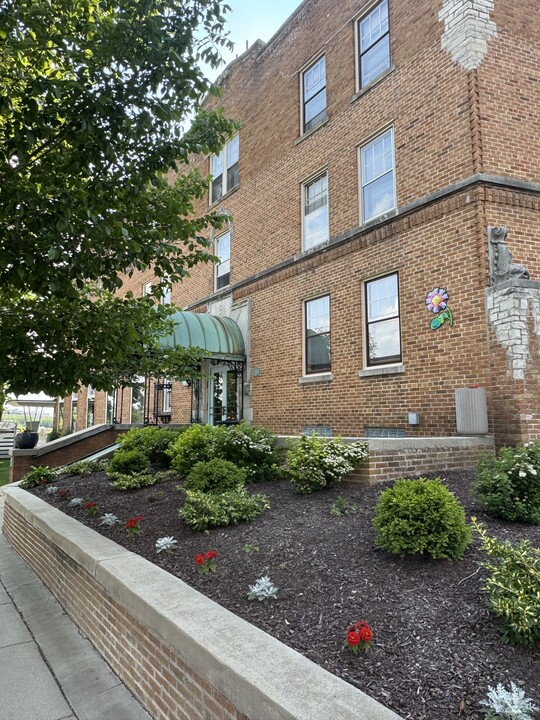 7416 Harwood Ave in Wauwatosa, WI - Foto de edificio