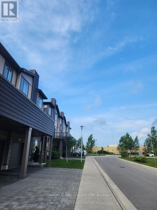 1960-1960 Dalmagarry Rd in London, ON - Building Photo