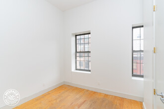 892 Myrtle Ave-Unit -3J in Brooklyn, NY - Foto de edificio - Building Photo