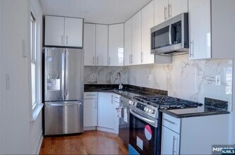 254 Hudson Pl, Unit 2 in Cliffside Park, NJ - Foto de edificio - Building Photo
