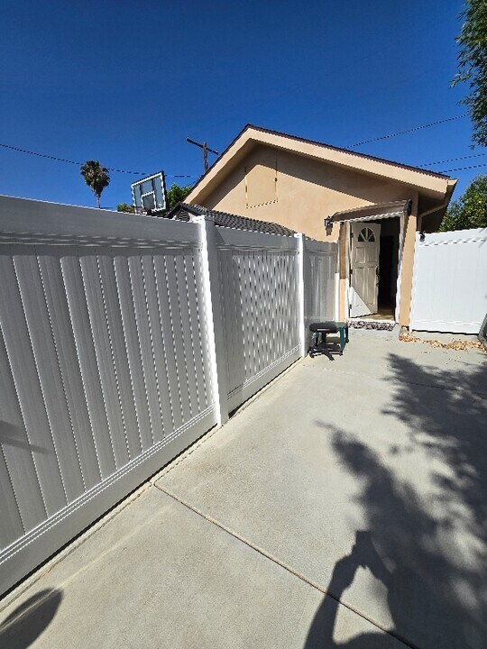 5706 Willis Ave in Los Angeles, CA - Building Photo