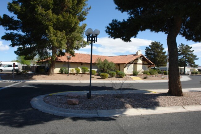 DESERT INN ESTATES in Las Vegas, NV - Building Photo - Building Photo