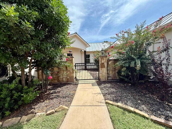 3327 Bay W Blvd in Horseshoe Bay, TX - Building Photo - Building Photo