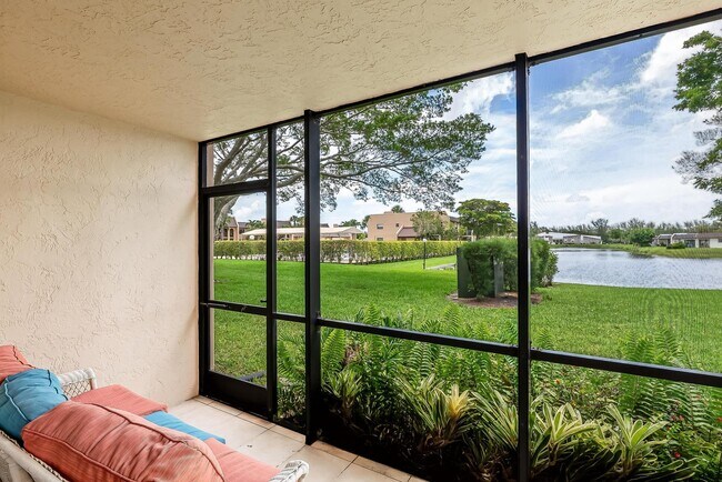 140 Lake Nancy Ln in West Palm Beach, FL - Building Photo - Building Photo