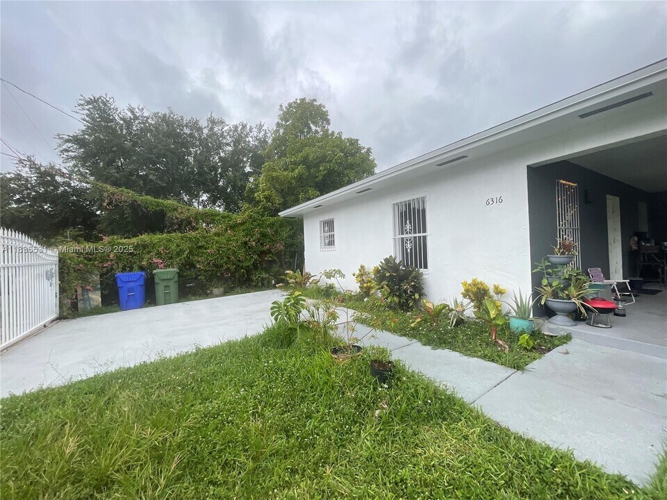 6316 NW 1st Ct in Miami, FL - Building Photo