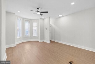 35 E Collom St in Philadelphia, PA - Building Photo
