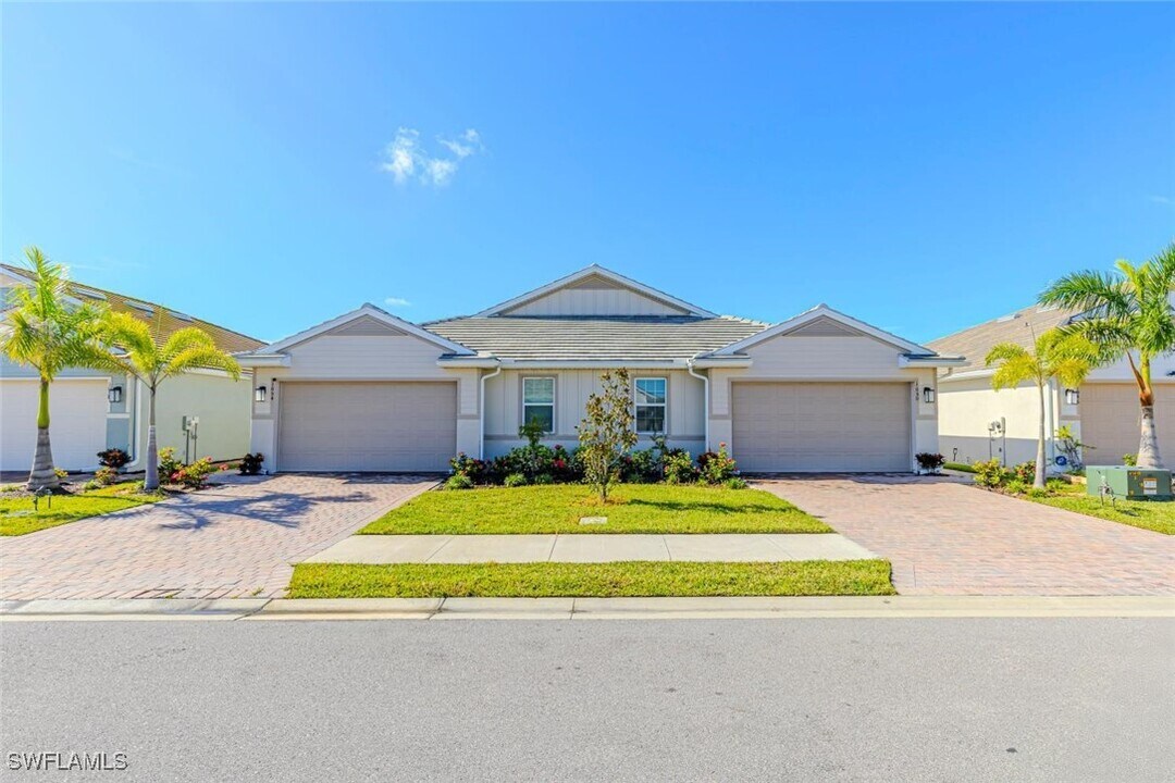 1050 Enbrook Lp in Naples, FL - Building Photo