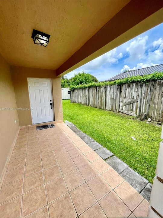 13247 SW 277th Terrace in Homestead, FL - Foto de edificio