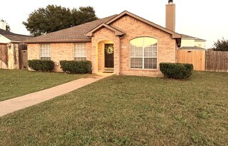 1824 McNeely St in Lancaster, TX - Building Photo