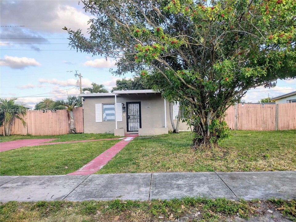 15901 NW 19th Ave in Opa Locka, FL - Building Photo