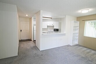 7575 Charmant Dr in San Diego, CA - Building Photo - Building Photo
