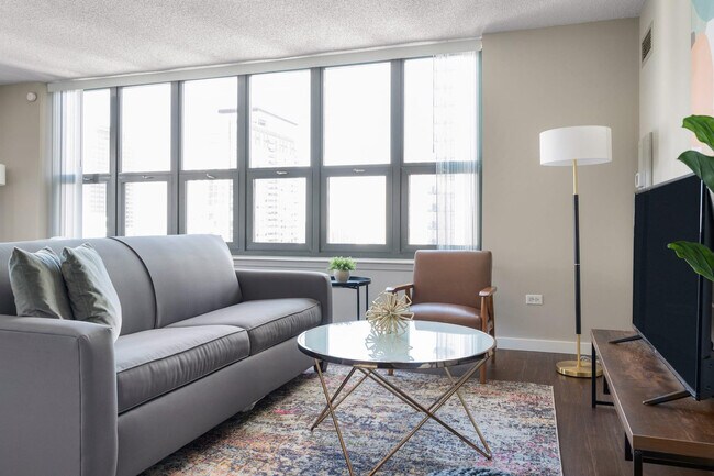 1 W Superior St in Chicago, IL - Building Photo - Building Photo