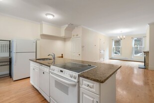 32 Lawrence St, Unit 1 Apartamentos