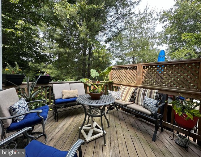 9352 Deer Glen Ct in Fairfax, VA - Foto de edificio - Building Photo