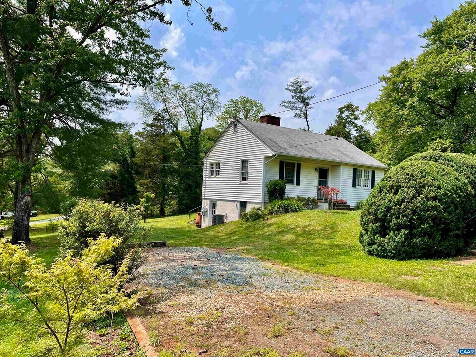800 Owensville Rd in Charlottesville, VA - Building Photo