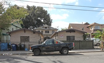 156 E 35th St in Los Angeles, CA - Building Photo