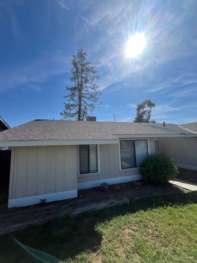 1036 S Noyes St in Visalia, CA - Building Photo - Building Photo