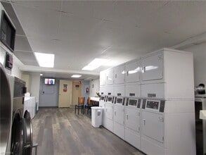11720 Edgewater Dr, Unit 411 in Lakewood, OH - Building Photo - Building Photo