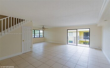 10405 N Kendall Dr in Miami, FL - Building Photo - Building Photo