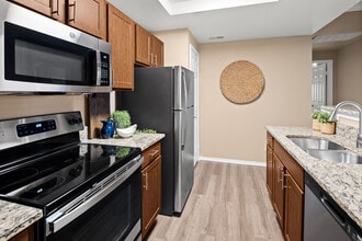 Lakeview At Parkside in Farmers Branch, TX - Foto de edificio - Building Photo