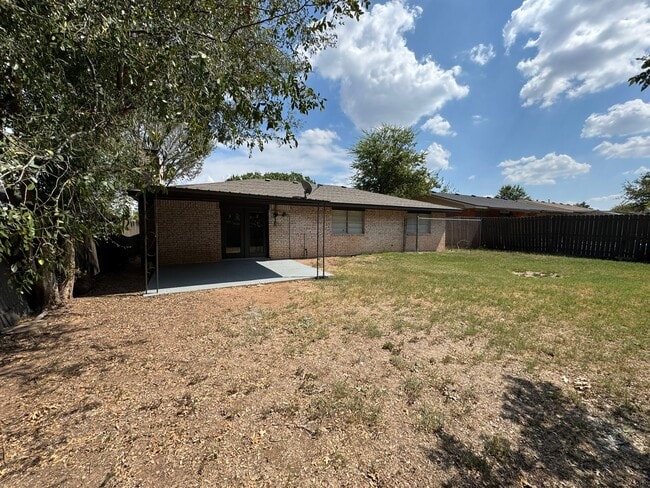 2410 NW Saxon Cir in Lawton, OK - Building Photo - Building Photo