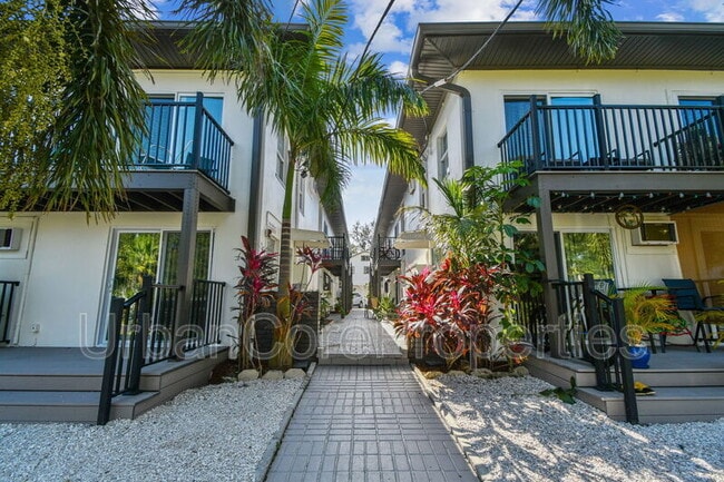 1023 Locust St NE in St. Petersburg, FL - Building Photo - Building Photo