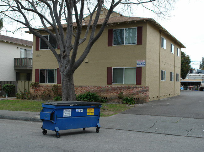 1135 Ayala Dr in Sunnyvale, CA - Foto de edificio - Building Photo