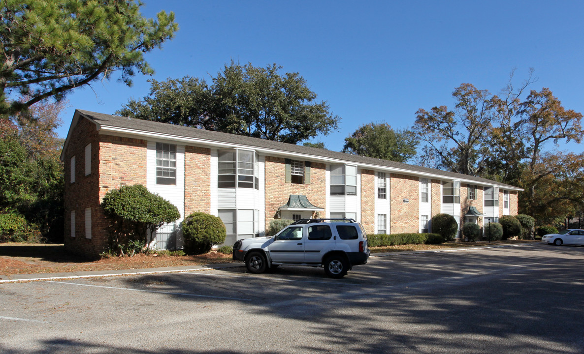 Colonial Manor Apartments in Pascagoula, MS - Building Photo