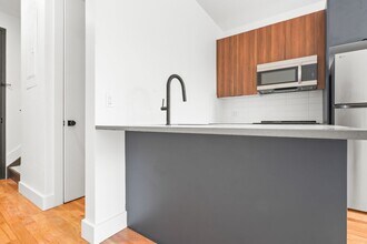 271 E 28th St in Brooklyn, NY - Foto de edificio - Building Photo