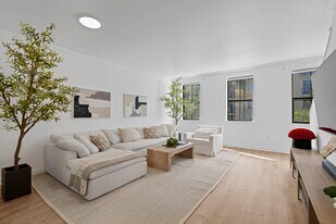 687 Hibiscus St in West Palm Beach, FL - Building Photo