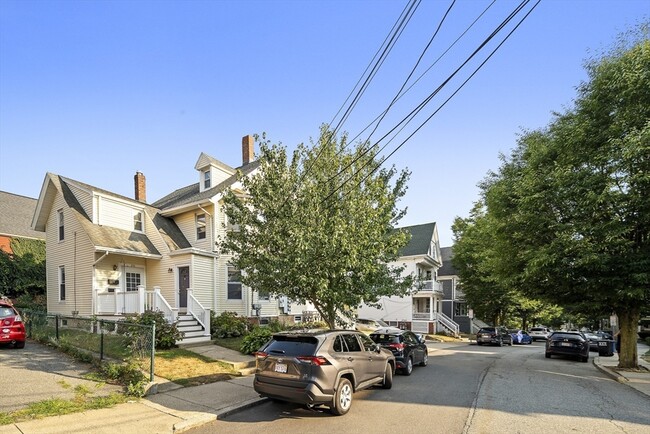 111 Bartlett St, Unit #1 in Boston, MA - Building Photo - Building Photo