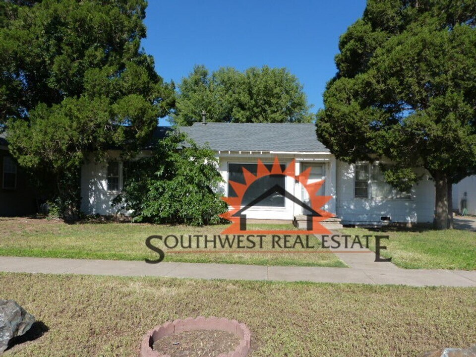 2012 Wallace St in Clovis, NM - Foto de edificio