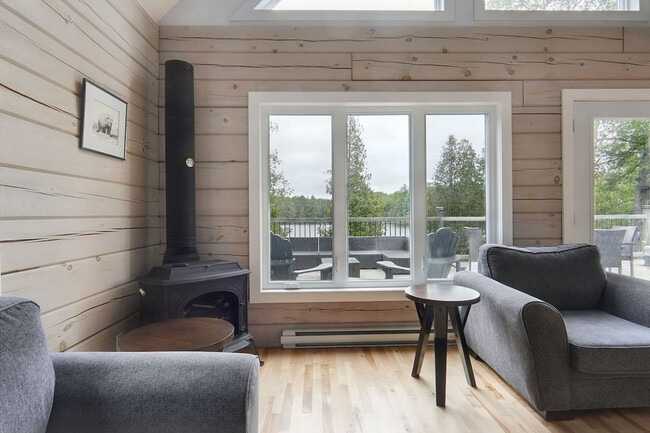 property at 566 Chem. du Lac Beauclair